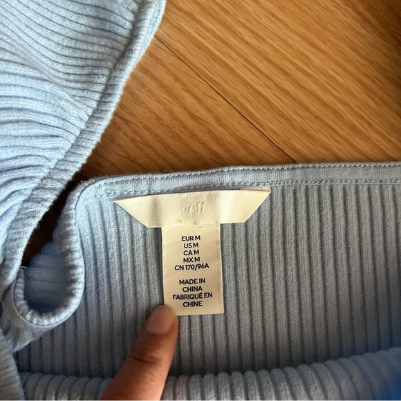H&M Light Blue Ribbed Puff Sleeve Cropped Blouse Medium - Picture 2 of 7